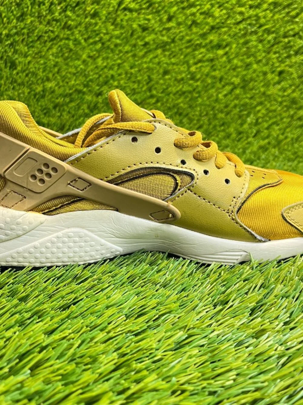 Nike Air Huarache Run Bronzine Womens Size 6 Gold White‎ Running Shoes Sneakers